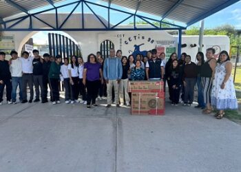 El grupo de cuarto e de la especialidad de contabilidad del Cetis 98 fue premiado con un minisplit: Ing. Aaron Hernández