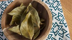 Mezclar hojas de laurel y bicarbonato de sodio: para qué sirve y por qué recomiendan hacerlo 