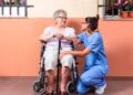 Adultos mayores y personas con discapacidad: cómo pueden designar un auxiliar en Pensiones del Bienestar