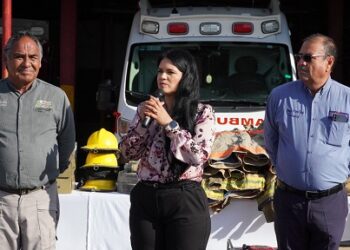 Ayer la alcaldesa Lucy Marrufo realizó la entrega de donaciones de los bomberos voluntarios de Presidio, Texas