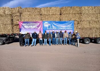 Entregan pacas de rastrojo a productores de Ojinaga
