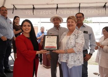 En el marco del Día del Maestro, la alcaldesa de Ojinaga, Lucy Marrufo, encabezó un emotivo homenaje al maestro Gustavo Domínguez Rivera