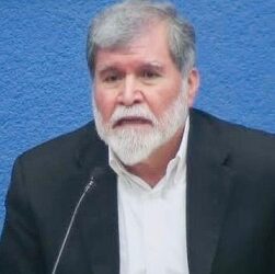 La Facultad de Filosofía y Letras de la UACH conmemora legado de Federico Ferro Gay con conferencia sobre filosofía y cultura en Chihuahua.