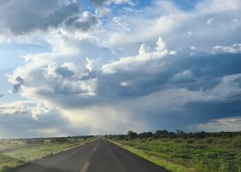 Docente de la UACH analiza tormentas y granizo para prevenir daños en la agricultura.