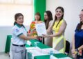 Entrega Miriam Soto, CECATI e ICATECH constancias a alumnos del COBACH 28 de Meoqui en cursos de fotografía y robótica