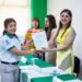 Entrega Miriam Soto, CECATI e ICATECH constancias a alumnos del COBACH 28 de Meoqui en cursos de fotografía y robótica