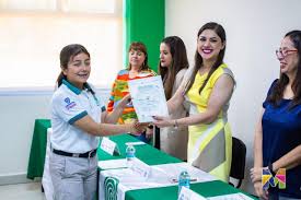 Entrega Miriam Soto, CECATI e ICATECH constancias a alumnos del COBACH 28 de Meoqui en cursos de fotografía y robótica