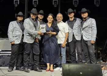 Encabezo la alcaldesa Lucy Marrufo el evento del 10 de mayo en el zocalo