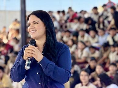 Encabezó la alcaldesa Lucy Marrufo la distribución de útiles escolares ayer en Escuela Secundaria Federal.