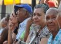 Analistas sugieren subir la edad de pensión para las mujeres a 65 años: “Viven cinco años más, pero ahorran cinco años menos”