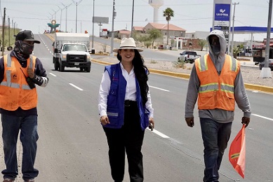 Supervisó la Presidenta Municipal Lucy Marrufo los trabajos de pintado de las líneas de los carriles sobre la avenida Camargo