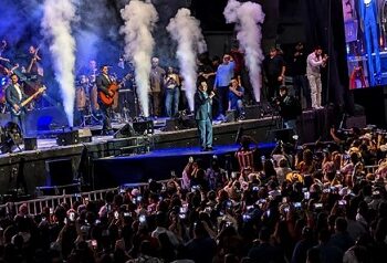 Cantan miles los éxitos de Conjunto Primavera en «Orquestándola»