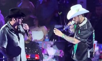 Subió Lenin Ramírez a cantar con Grupo Firme en el Palenque