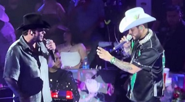 Subió Lenin Ramírez a cantar con Grupo Firme en el Palenque