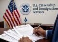 La nueva norma del Uscis que entra en vigor este 29 de mayo e impone un pago de US$100 a migrantes