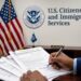 La nueva norma del Uscis que entra en vigor este 29 de mayo e impone un pago de US$100 a migrantes