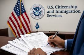 La nueva norma del Uscis que entra en vigor este 29 de mayo e impone un pago de US$100 a migrantes