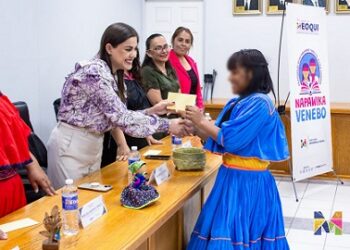 Encabeza Miriam Soto entrega de becas Napawika Venebo a 40 estudiantes rarámuri de Meoqui