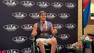 Destaca estudiante de FCCF-UACH en competencia internacional de atletismo adaptado.