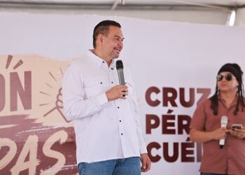 Cruz Pérez Cuéllar refrenda compromiso con Juárez y Chihuahua en reuniones con vecinos de los parques Copey y Satevó