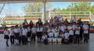 Realiza entrega Ismael Pérez Pavía de apoyo de pintura para la Primaria Fray Pedro de Gante