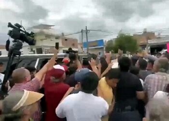 Abordan maestros de la CNTE a Sheinbaum en Aguascalientes