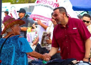 Cruz Pérez Cuéllar visita el Tianguis San Jorge y destaca el esfuerzo de las familias chihuahuenses