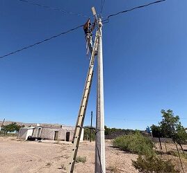 Coyame continúa ampliando su red de alumbrado público