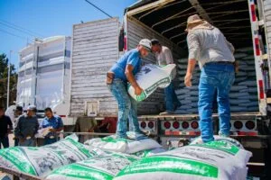 Entregan en Meoqui 100 toneladas de maíz rolado y concentrado lechero a productores