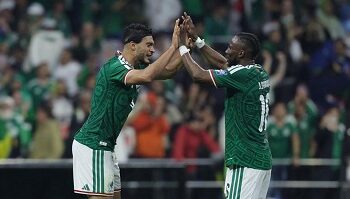 Quiñones histórico; amenaza el récord del «Matador» y Chicharito