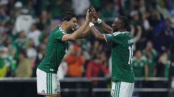 Quiñones histórico; amenaza el récord del «Matador» y Chicharito