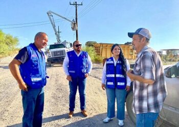 Superviso la alcaldesa Lucy Marrufo la instalación de lámparas de alumbrado público en San Juan