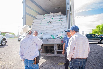 Entregan en Meoqui más de 200 toneladas de apoyos para productores agropecuarios