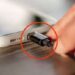 ¿Qué se conecta primero: el cable al celular o el cable al enchufe?