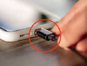 ¿Qué se conecta primero: el cable al celular o el cable al enchufe?