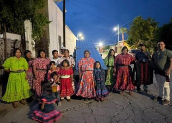 Cumple Tony Meléndez compromiso con familias rarámuri de Meoqui; entrega láminas para mejorar sus viviendas