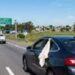 Colgar una tela blanca en la ventana de un coche en movimiento: qué significa y para qué se usa
