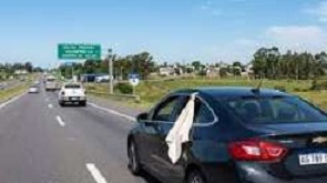 Colgar una tela blanca en la ventana de un coche en movimiento: qué significa y para qué se usa