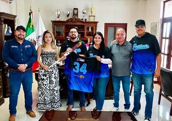 La presidenta Lucy Marrufo y la Tec. Mariana Lira, realizarón la entrega de uniformes al equipo de sóftbol  