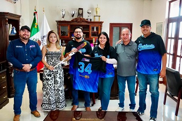 La presidenta Lucy Marrufo y la Tec. Mariana Lira, realizarón la entrega de uniformes al equipo de sóftbol