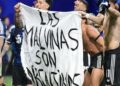 Piden retirar visas a futbolistas argentinos por manta de Malvinas