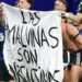 Piden retirar visas a futbolistas argentinos por manta de Malvinas