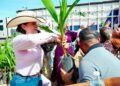 La presidenta municipal, Lucy Marrufo, y la directora de Desarrollo Rural, Zulema Aguilar, encabezaron la entrega de pacas de rastrojo de maíz
