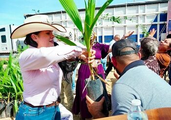 La presidenta municipal, Lucy Marrufo, y la directora de Desarrollo Rural, Zulema Aguilar, encabezaron la entrega de pacas de rastrojo de maíz