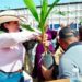 La presidenta municipal, Lucy Marrufo, y la directora de Desarrollo Rural, Zulema Aguilar, encabezaron la entrega de pacas de rastrojo de maíz