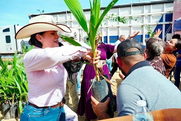 La presidenta municipal, Lucy Marrufo, y la directora de Desarrollo Rural, Zulema Aguilar, encabezaron la entrega de pacas de rastrojo de maíz