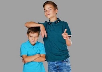 La psicología dice que quienes cuidan de sus hermanos pequeños desde la infancia suelen desarrollar una madurez emocional poco común