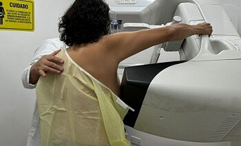 Desarrollan investigadores de la UACH software con inteligencia artificial para fortalecer la detección temprana del cáncer de mama.