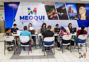 Continúa en Presidencia Municipal de Meoqui entrega de vales de uniformes y zapatos escolares