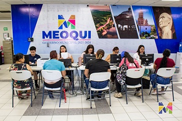 Continúa en Presidencia Municipal de Meoqui entrega de vales de uniformes y zapatos escolares